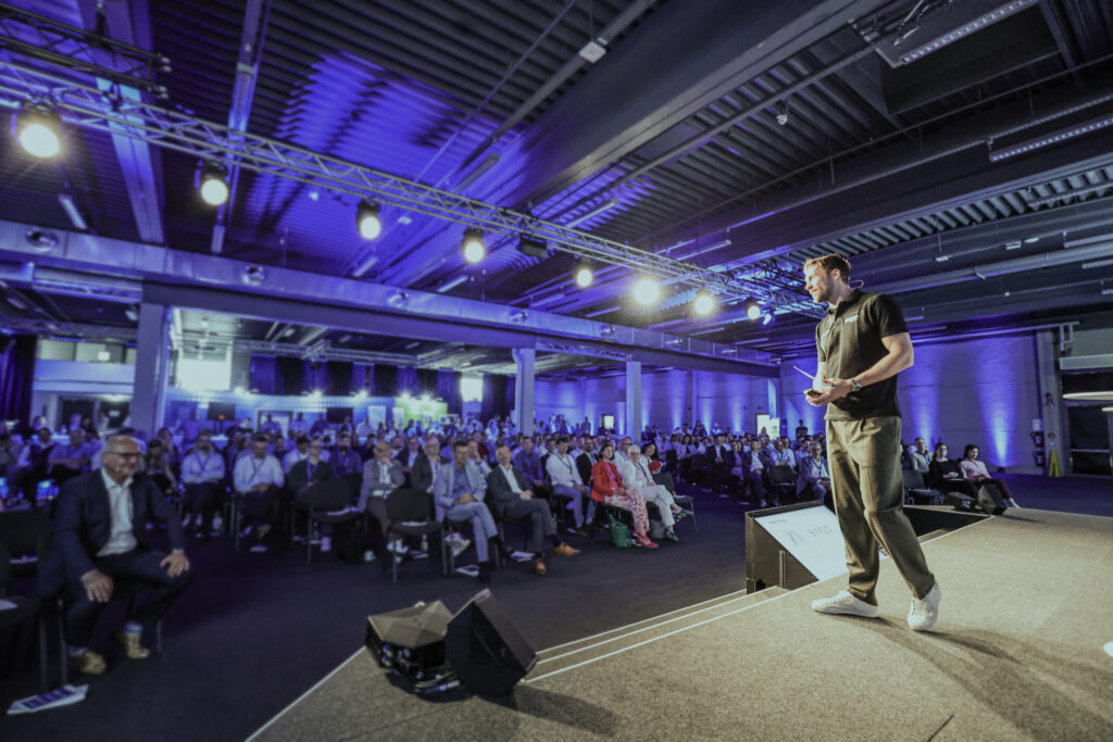 Leadersmeeting_Audience_Blurred_circular